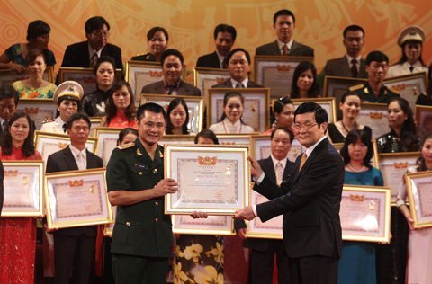 Vietnam condecora a escritores y artistas sobresalientes con el Premio Estatal